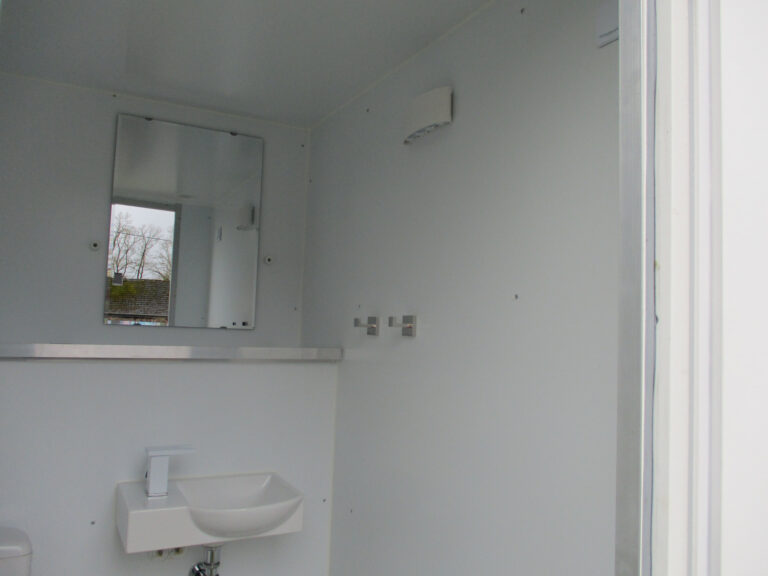 Damentoilette - mit Spiegel