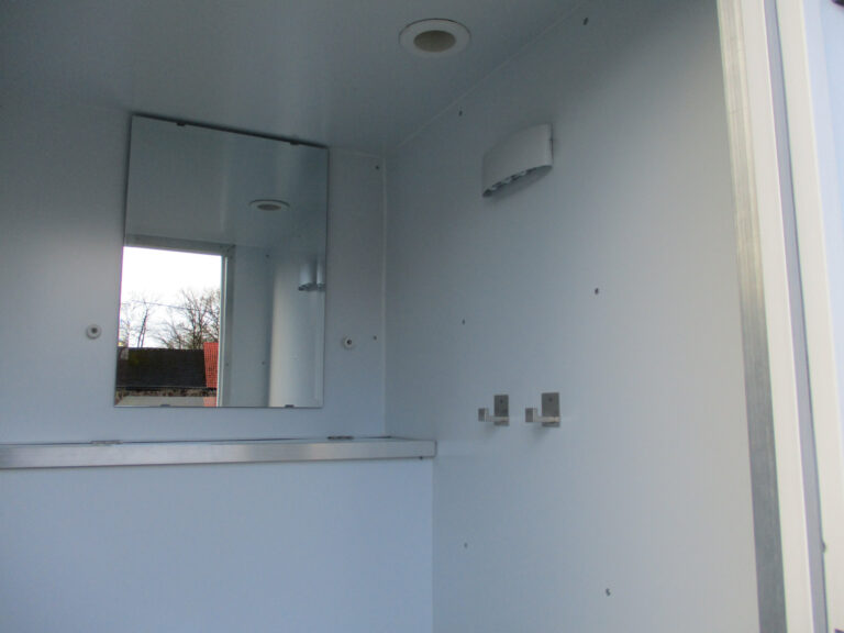 Spiegel und Handtuchhaken