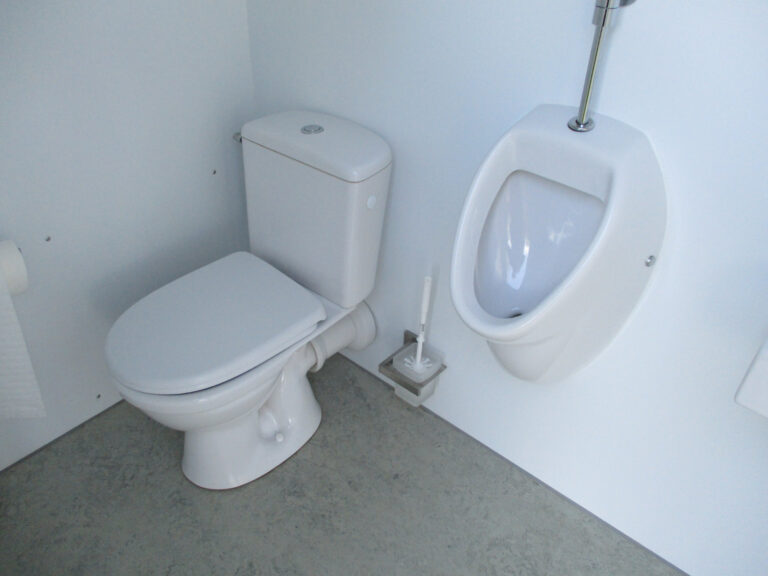 Toilette und Pissoir